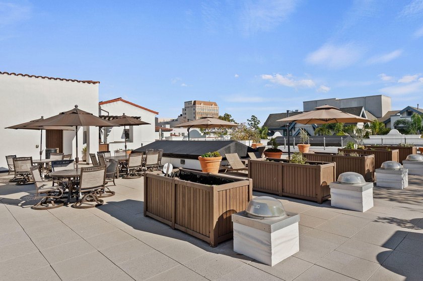 Rarely available, simple elegance in the heart of downtown Santa - photo 37