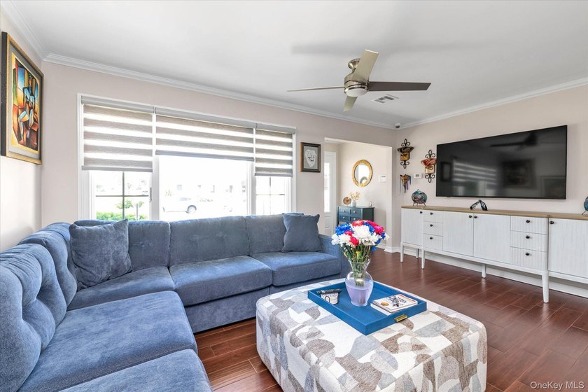 Massapequa Shores Gem! Turn-key 3-bedroom ranch featuring an - photo 4