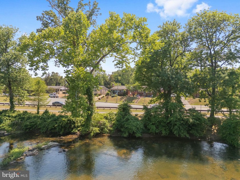Waterfront locations like this to do become available very - photo 9