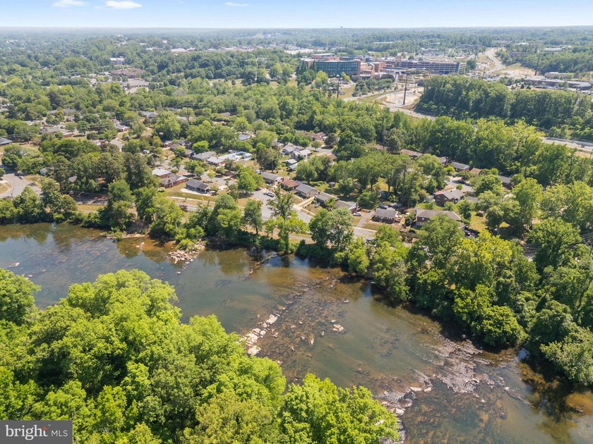 Waterfront locations like this to do become available very - photo 10