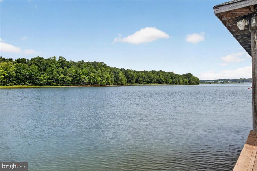 Remarkable waterfront lot! 3 stall Boathouse with huge sunning - photo 4