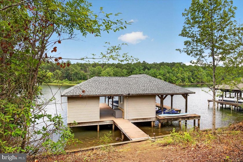 Remarkable waterfront lot! 3 stall Boathouse with huge sunning - photo 5