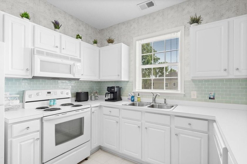 Beautifully maintained condo located in the highly sought-after - photo 7