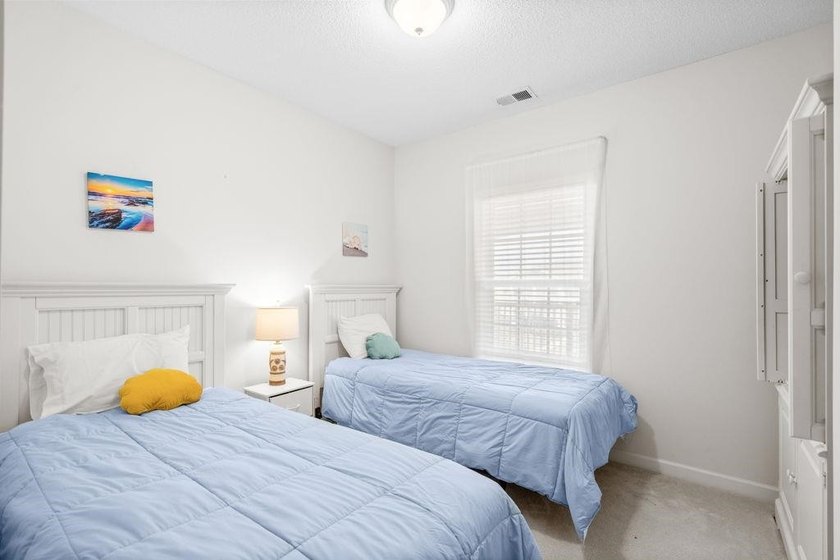 Beautifully maintained condo located in the highly sought-after - photo 10