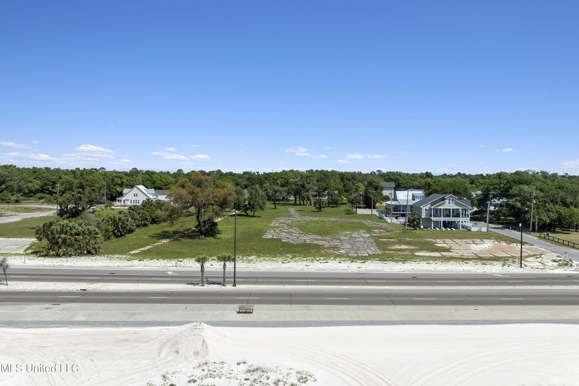 Great Beachfront property located in a high-density Zoning (T-6 - photo 3
