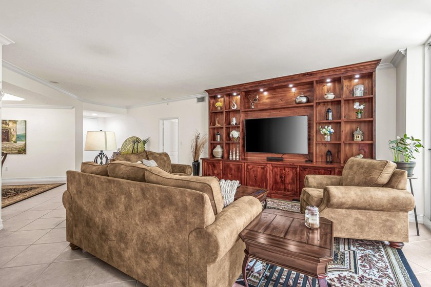Searching for a 2-bed condo in Downtown Boca Raton near Mizner - photo 4