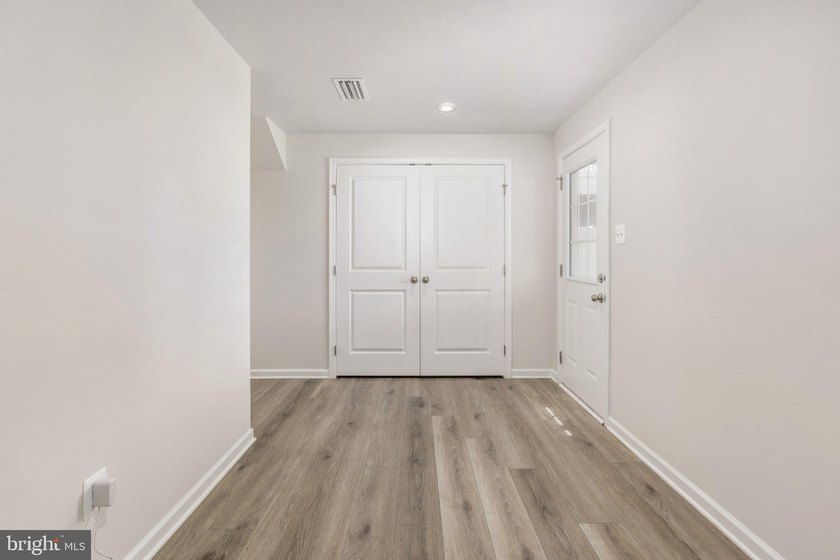 Quick Closing, like new, move-in ready, 3 level residence, in - photo 4