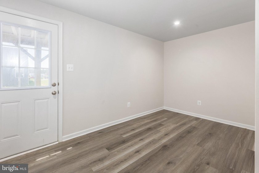 Quick Closing, like new, move-in ready, 3 level residence, in - photo 5