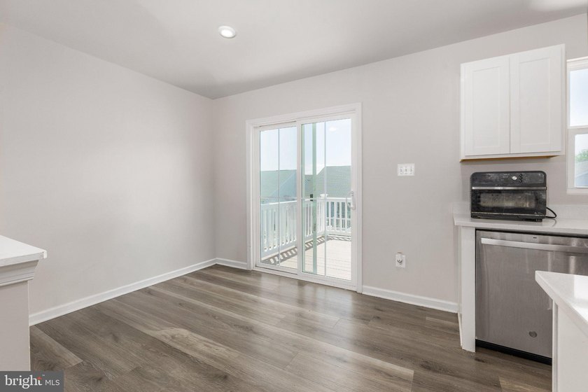 Quick Closing, like new, move-in ready, 3 level residence, in - photo 10