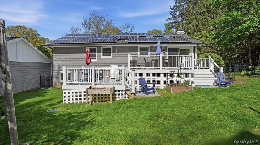 Welcome to a truly exceptional Huntington retreat where timeless - photo 25