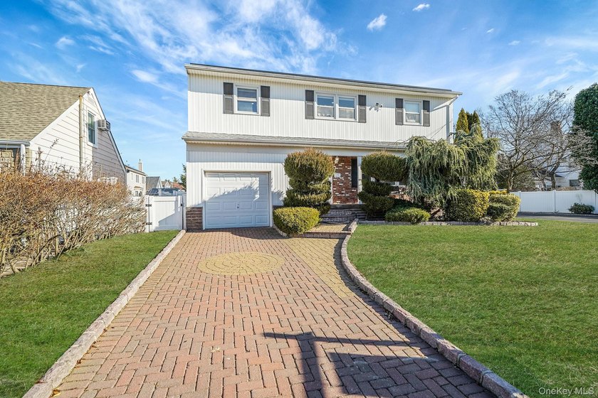 Welcome to this stunning Colonial nestled in the heart of - photo 2