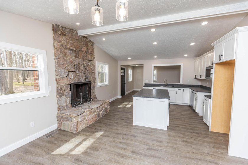Welcome to 828 Terrace View Drive in Apple Valley. This - photo 7
