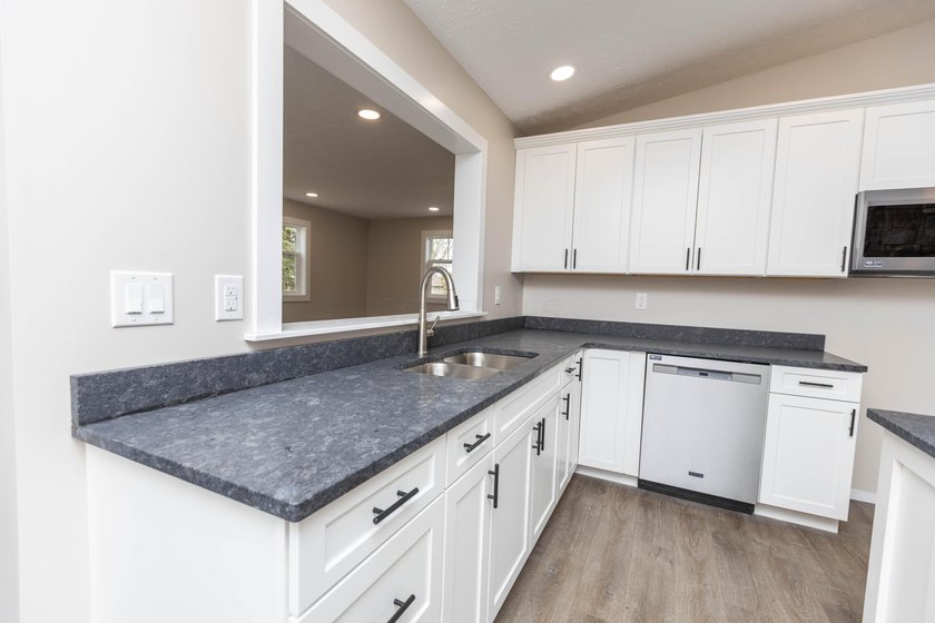 Welcome to 828 Terrace View Drive in Apple Valley. This - photo 9