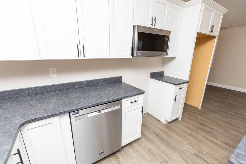 Welcome to 828 Terrace View Drive in Apple Valley. This - photo 10