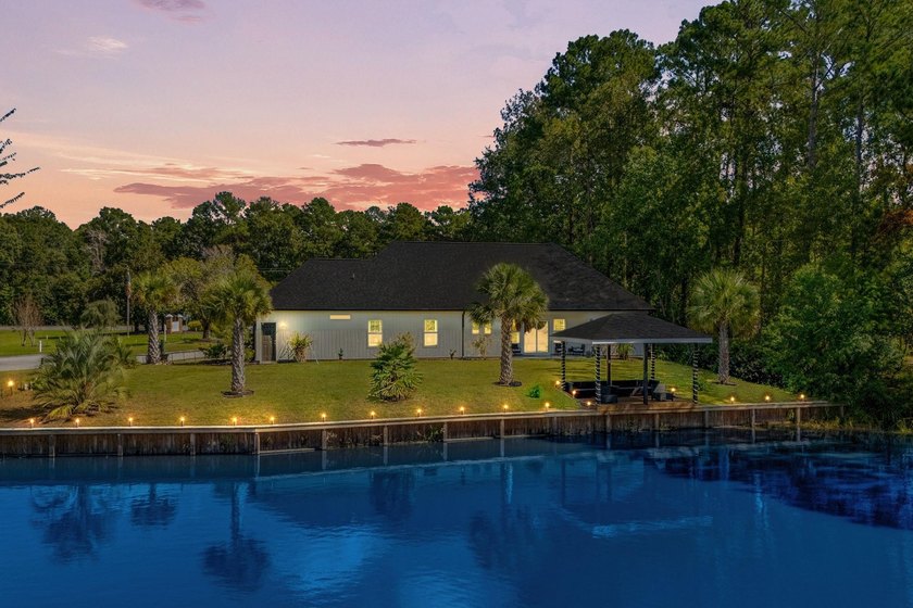 Incredible opportunity to purchase this waterfront 3 bedroom, 2 - photo 2