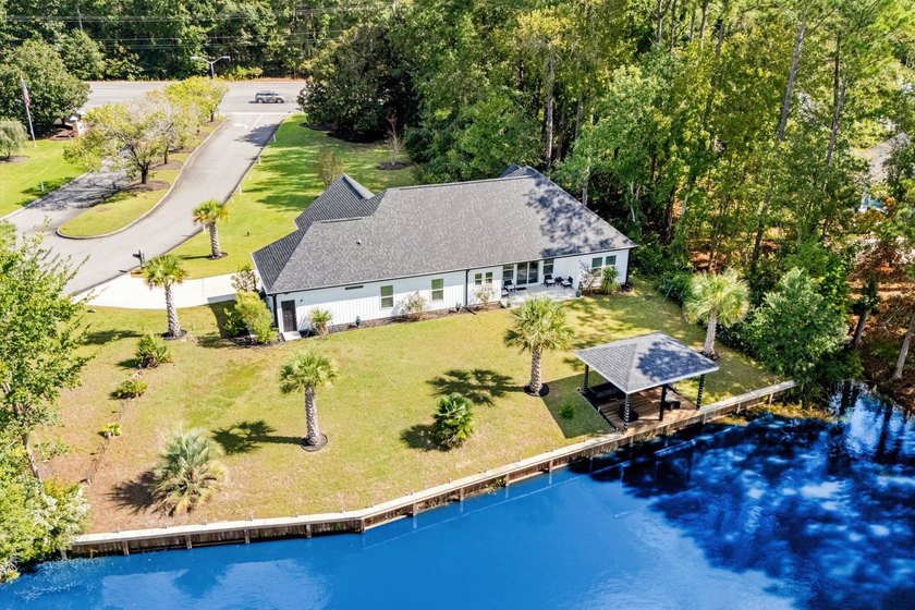 Incredible opportunity to purchase this waterfront 3 bedroom, 2 - photo 3