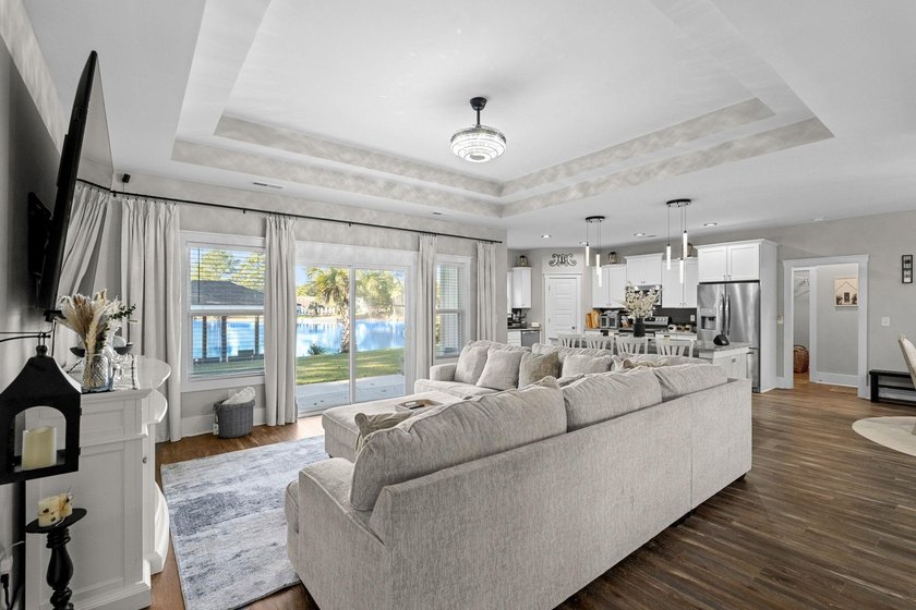 Incredible opportunity to purchase this waterfront 3 bedroom, 2 - photo 7