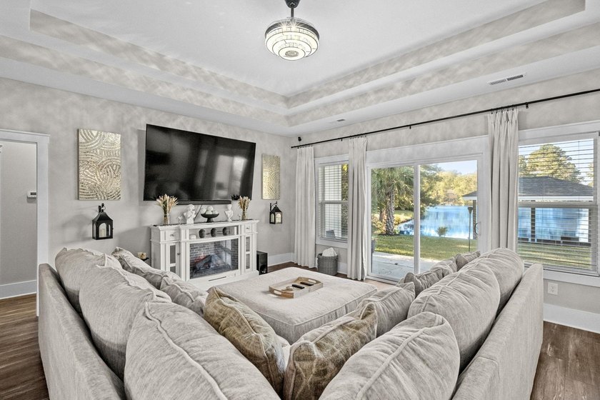 Incredible opportunity to purchase this waterfront 3 bedroom, 2 - photo 8