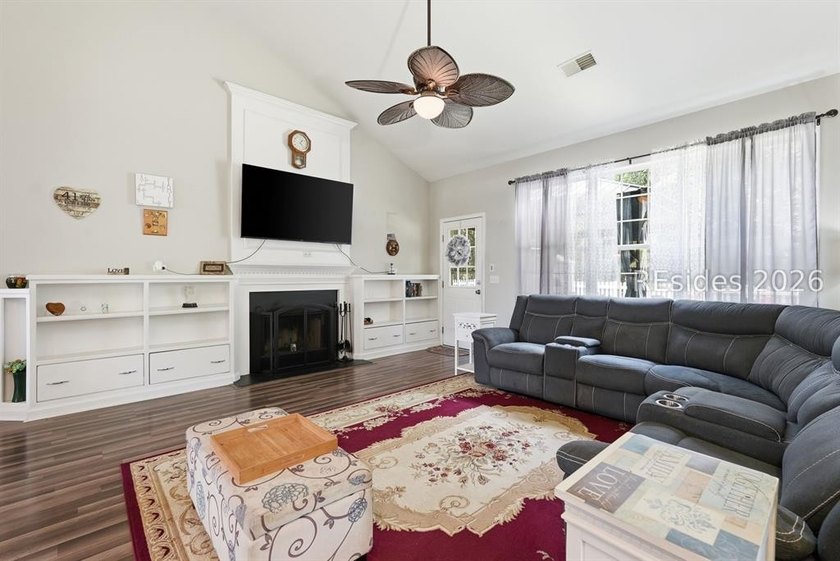 Welcome home to this meticulously maintained, move-in ready - photo 5