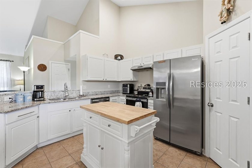 Welcome home to this meticulously maintained, move-in ready - photo 8