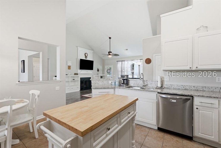 Welcome home to this meticulously maintained, move-in ready - photo 9