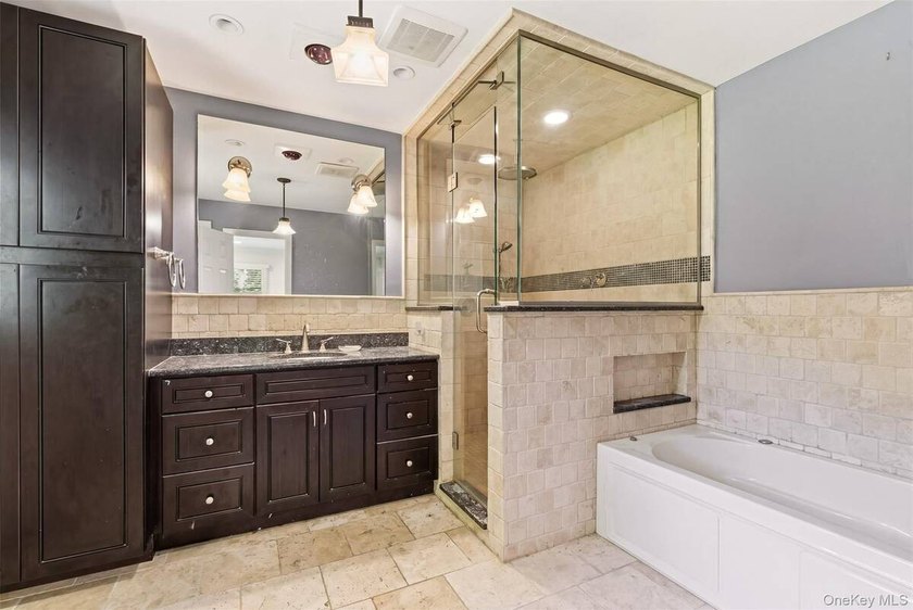 Welcome home to this beautifully maintained, move-in-ready - photo 11