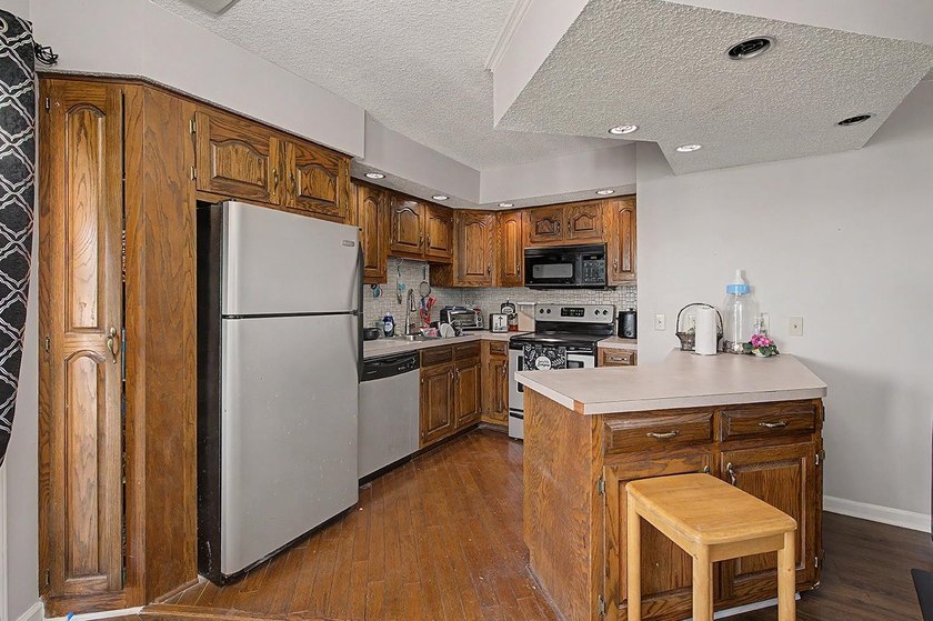 Welcome to this top-floor end-unit condo in Cypress Bay, located - photo 8