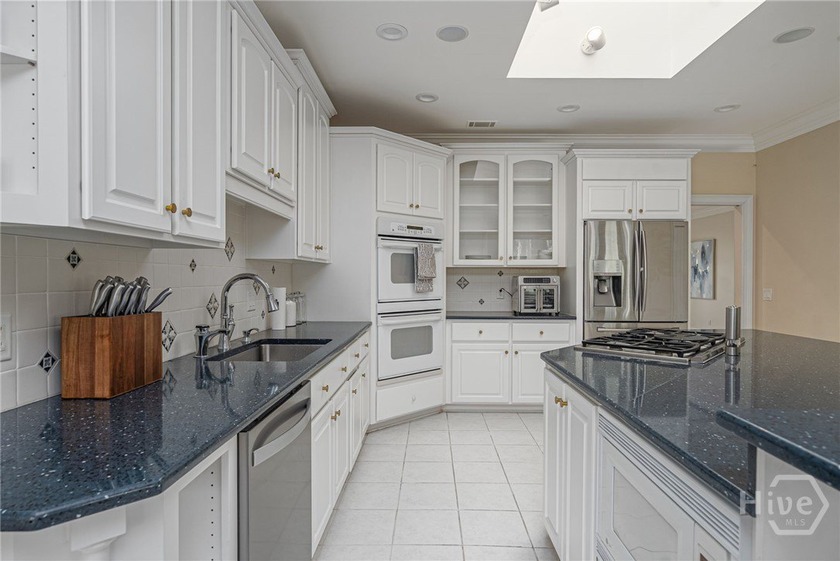 Nestled in a quiet cul-de-sac in desirable Oakridge, this - photo 11