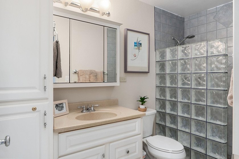 Beautifully Updated 1BR/1BA Condo. This turnkey unit in the - photo 4