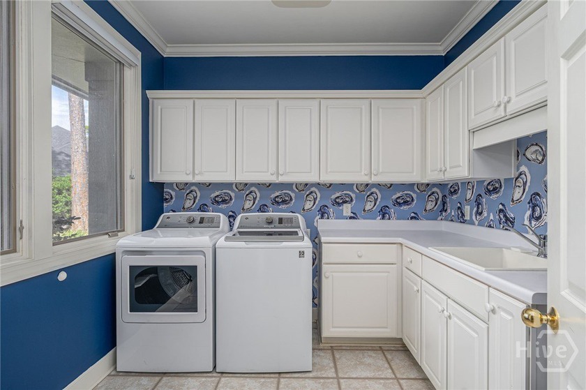 Nestled in a quiet cul-de-sac in desirable Oakridge, this - photo 16