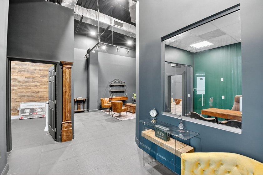 Beautifully renovated, high-end commercial space in prime sunny - photo 18