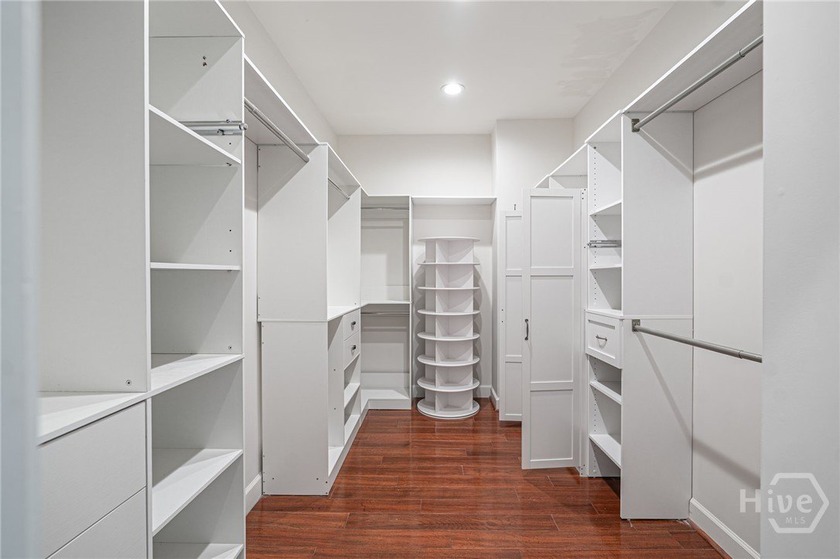 Nestled in a quiet cul-de-sac in desirable Oakridge, this - photo 19