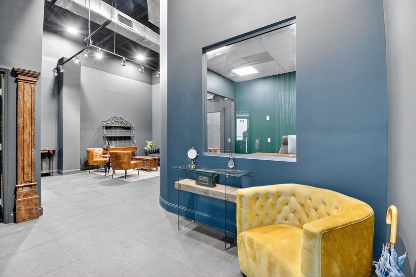Beautifully renovated, high-end commercial space in prime sunny - photo 19