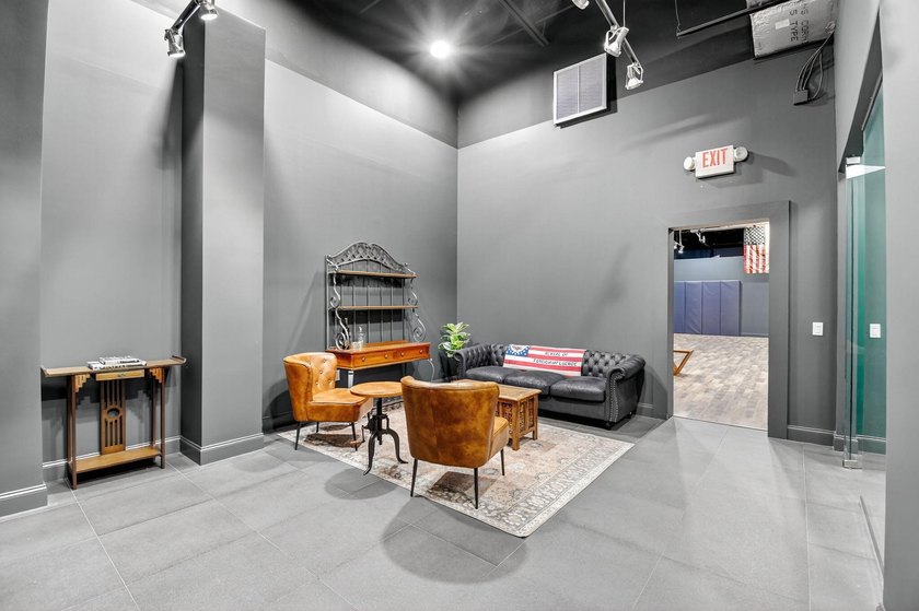 Beautifully renovated, high-end commercial space in prime sunny - photo 20
