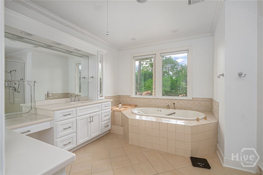 Nestled in a quiet cul-de-sac in desirable Oakridge, this - photo 21