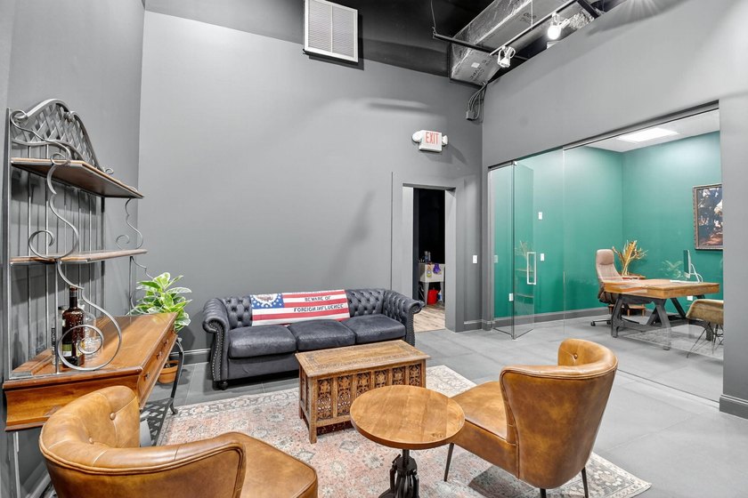 Beautifully renovated, high-end commercial space in prime sunny - photo 21