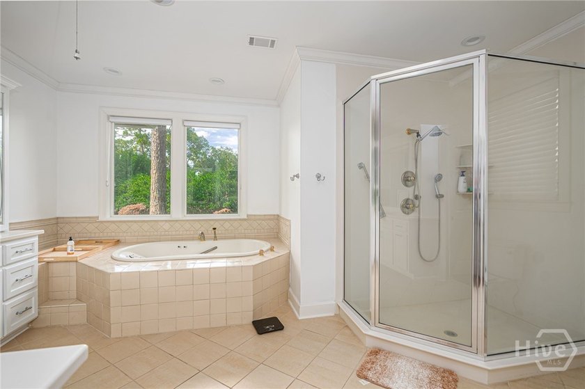 Nestled in a quiet cul-de-sac in desirable Oakridge, this - photo 22
