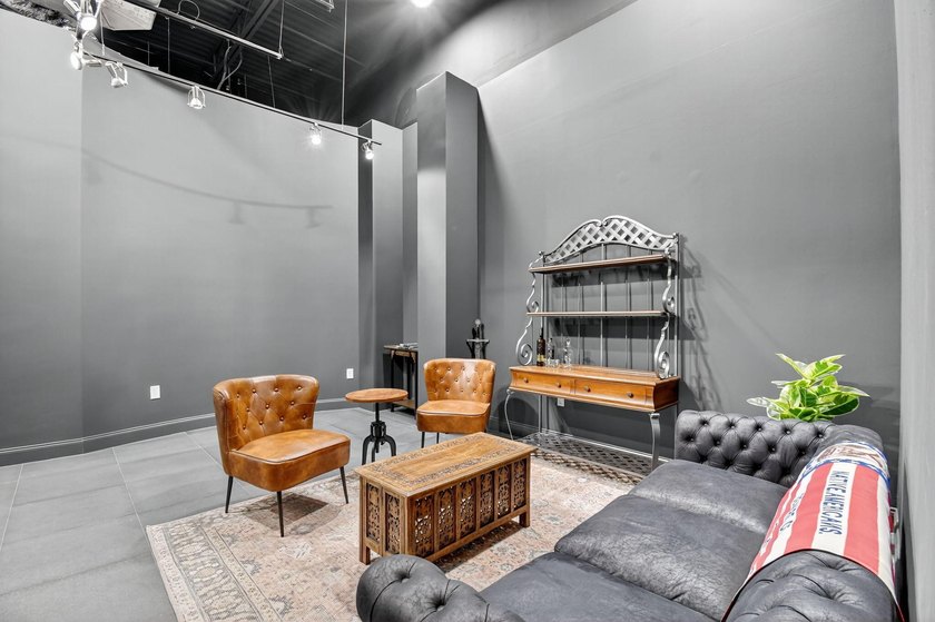 Beautifully renovated, high-end commercial space in prime sunny - photo 23