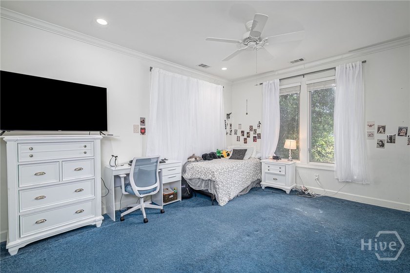 Nestled in a quiet cul-de-sac in desirable Oakridge, this - photo 24