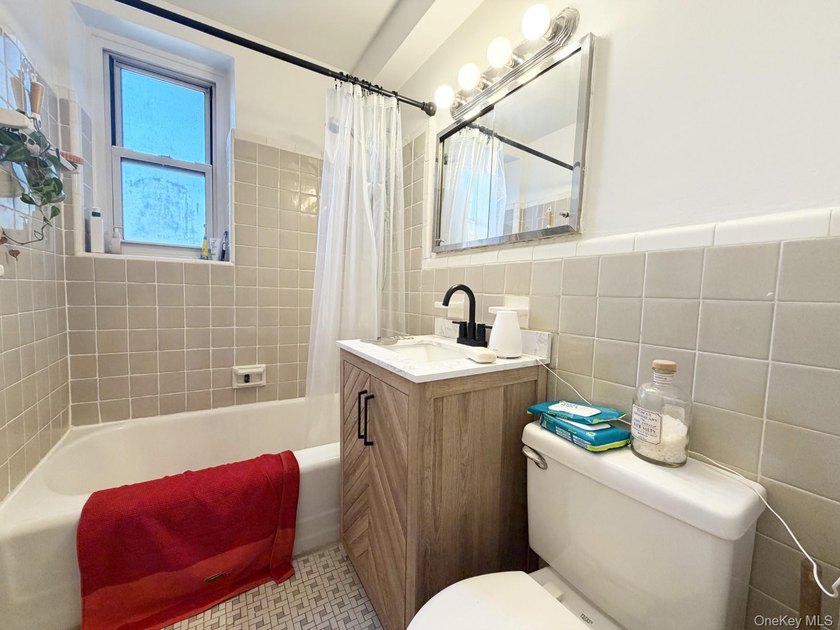 Welcome to this beautifully updated 1,100 SF 2-bedroom co-op in - photo 6