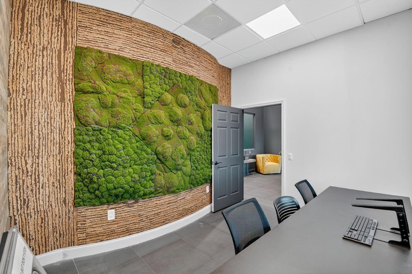 Beautifully renovated, high-end commercial space in prime sunny - photo 26