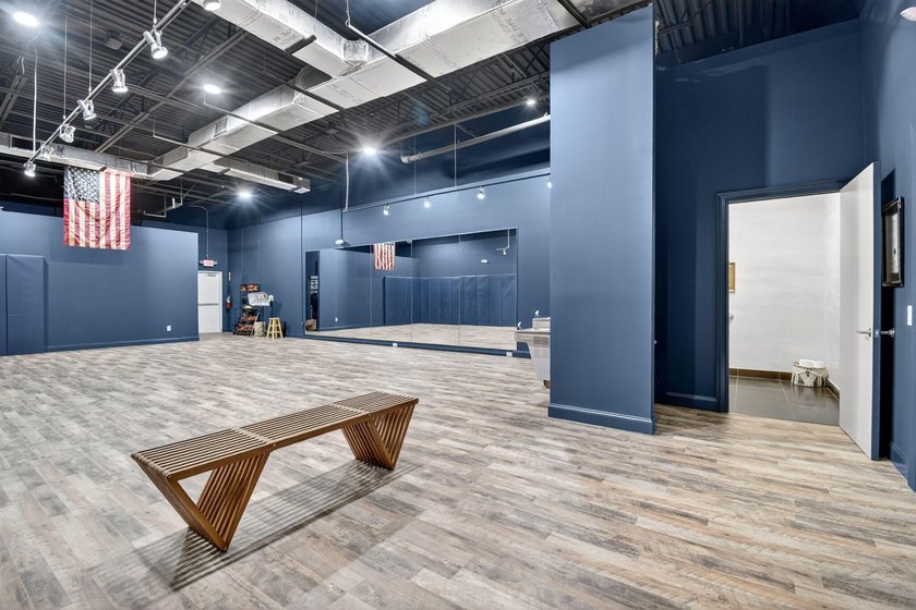 Beautifully renovated, high-end commercial space in prime sunny - photo 33
