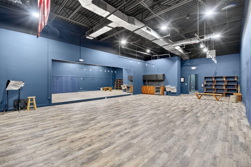 Beautifully renovated, high-end commercial space in prime sunny - photo 35
