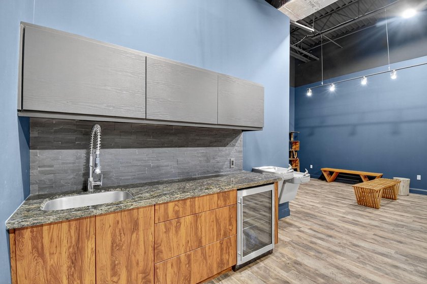 Beautifully renovated, high-end commercial space in prime sunny - photo 39