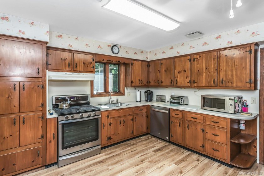 Ranch with 3 bedrooms and two full baths set on a 1/2 acre of - photo 10