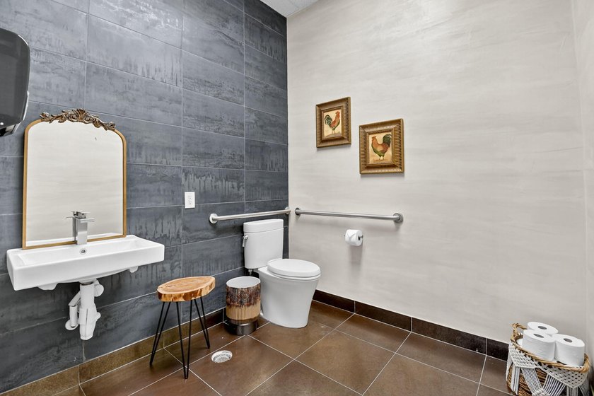 Beautifully renovated, high-end commercial space in prime sunny - photo 40