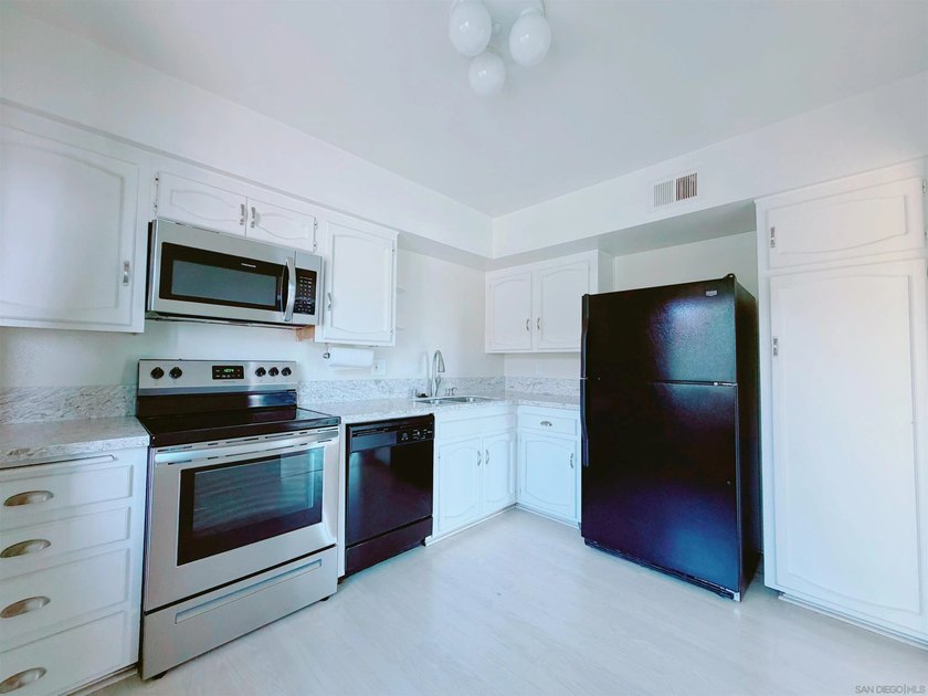Welcome to a great opportunity to own this spacious 1252 square - photo 5