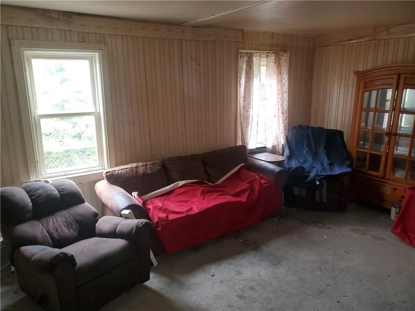 Attention investors, flippers, handy-women. This house needs a - photo 5