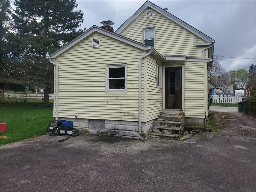 Attention investors, flippers, handy-women. This house needs a - photo 9