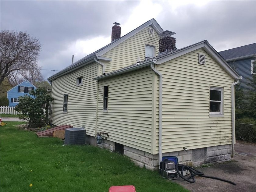 Attention investors, flippers, handy-women. This house needs a - photo 10